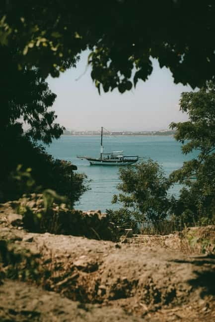 Antalya: 2-hourYachtTour toLowerDudenFalls with audioİnfo - Pirate caves and the scenery between Antalya and the falls