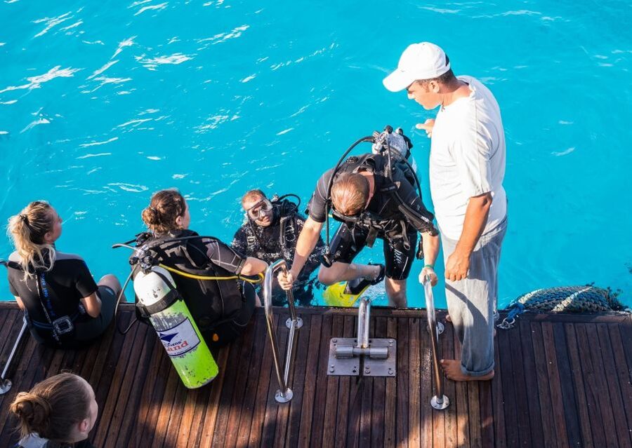 Belek: Scuba Diving in the Mediterranean Sea - The instructor-led setup: briefing, gear help, and safety checks