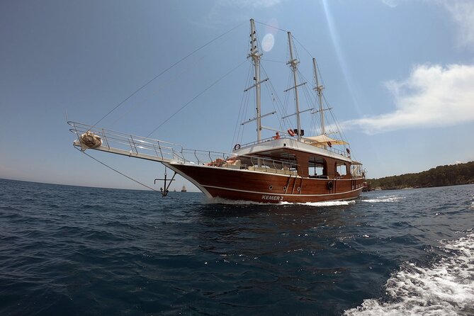 Kemer Bay Blue Cruise from Kemer - Sailing the Kemer Bay coastline: views plus a gentle pace