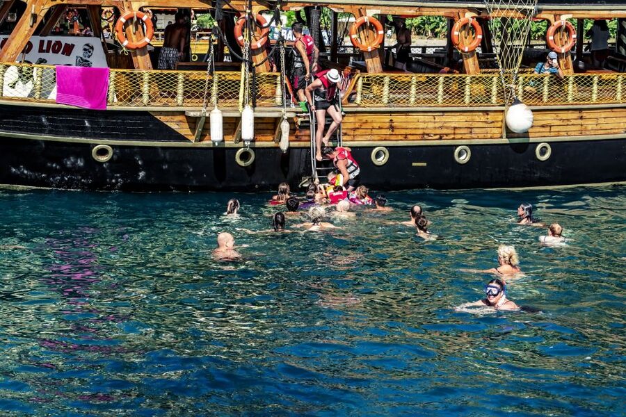 Red Dragon Pirate Boat Trip & Lunch - Photographer and photos: plan around what’s included
